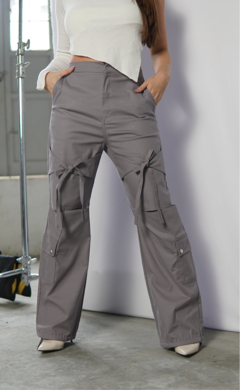 Pantalon cargo con corbaticas