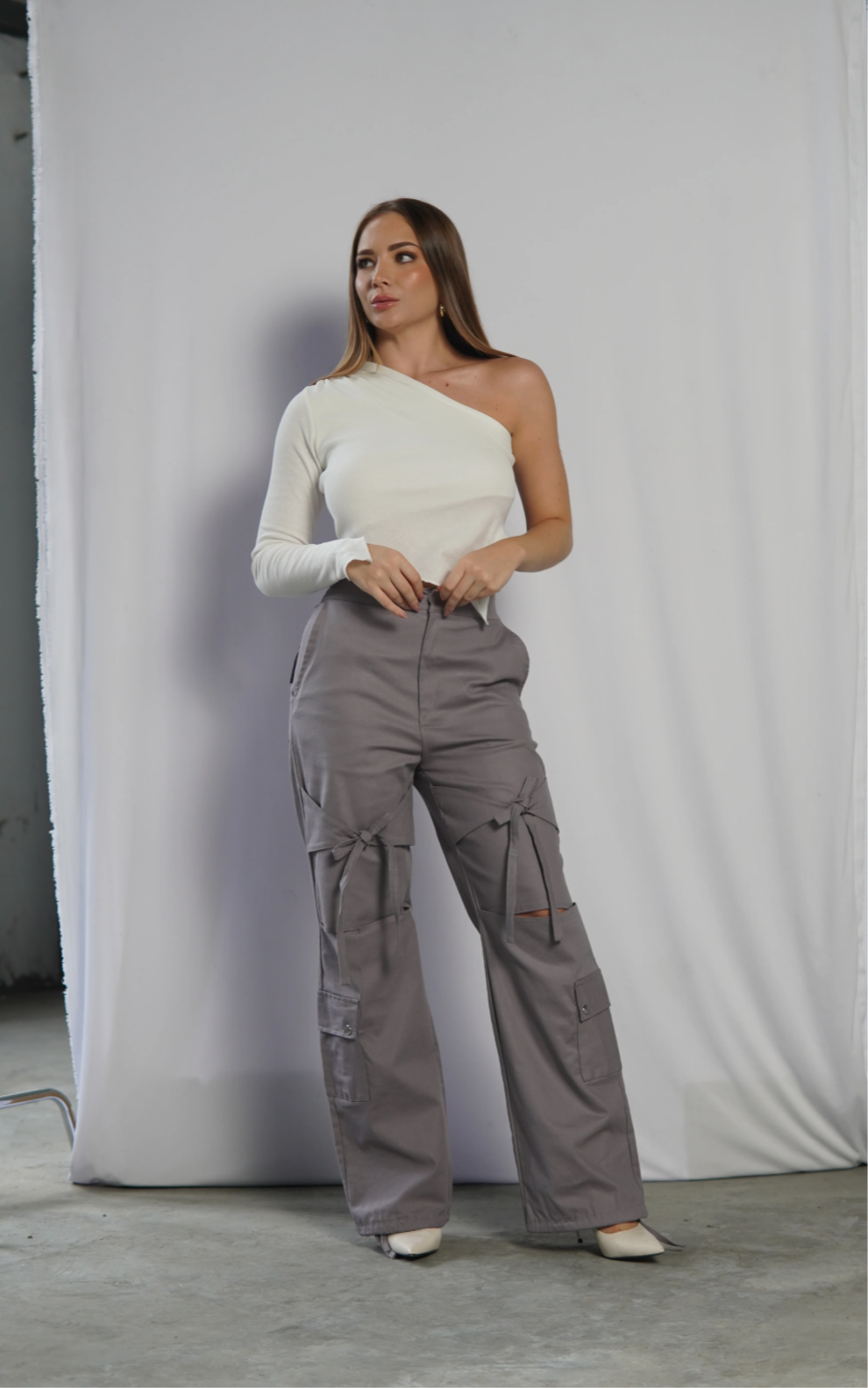 Pantalon cargo con corbaticas